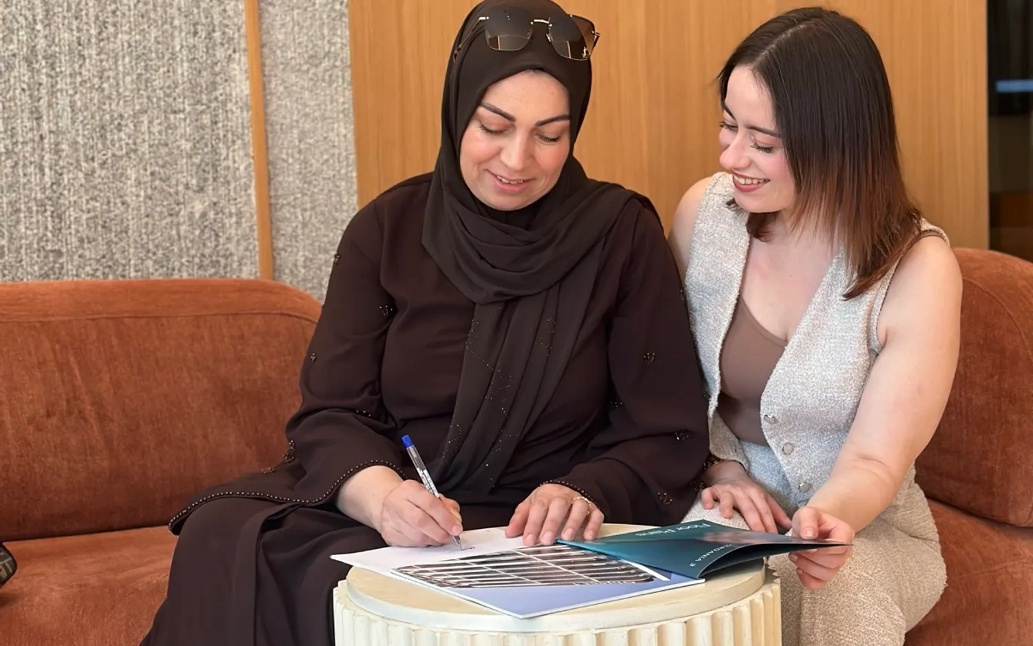 Bir müşteriyle sözleşme üzerinde çalışırken
