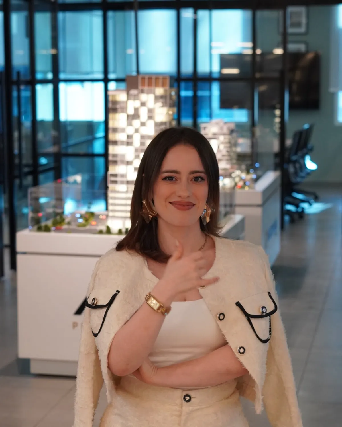 Ecem Reyhan, satış ofisinde proje maketinin önünde